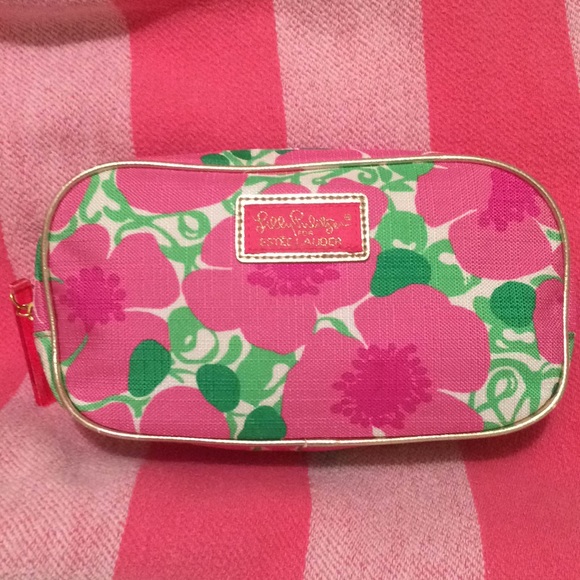 Lilly Pulitzer Handbags - Lilly Pulitzer make up bag in excellent condition